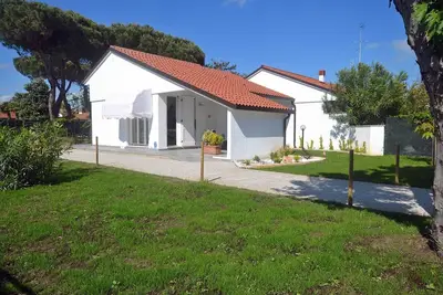 Image de Villa neuve au rez-de-chaussée avec un grand jardin dans un quartier calme
