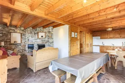 Image de Chalet, à 350m des pistes de ski, balcon, cheminée ou poêle à bois, télévision, 100m²