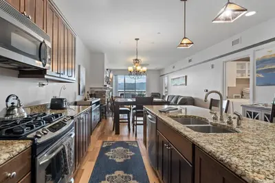 Image de Seasons at Sandpoint - Condo au bord du lac récemment aménagé avec services hôteliers