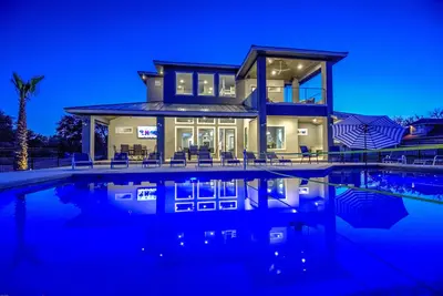 Image de Nouvellement construit, location de vacances front de mer, 30 personnes, piscine / bain à remous style