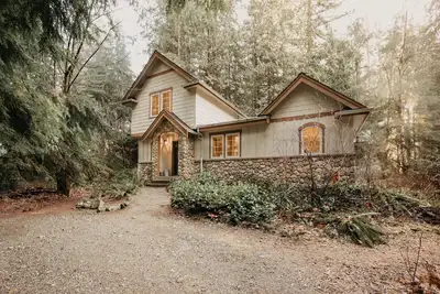 # 34 - Grande maison anglaise de style Tudor avec bain à remous privé! Maintenant, avec Wifi!