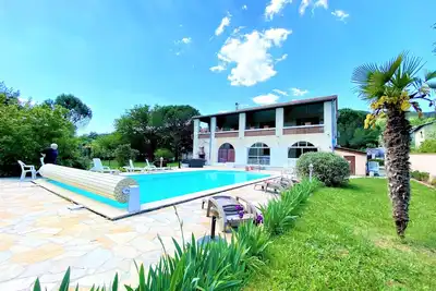 Image de Rez de chaussée d'une grande villa, avec piscine chauffée commune, jacuzzi, parc