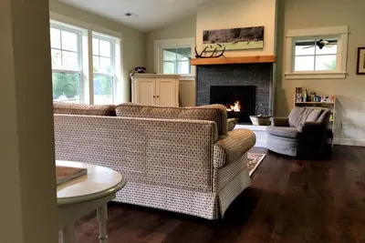 Image de Nouvelle maison à la crique dans le pays avec des équipements modernes