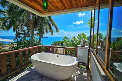 Image de Parc Manuel Antonio Studios avec vue panoramique sur la mer et la jungle avec services hôteliers