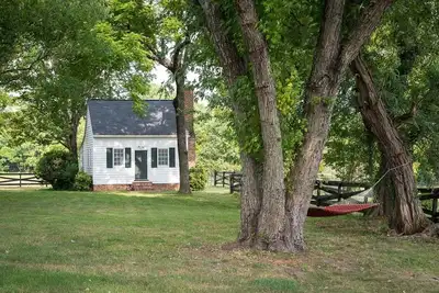 Image de Bungalow de charme du 18ème siècle dans un domaine historique # 127 & piscine extérieure et grill