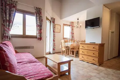 Image de À 10m des pistes de ski, 2ème étage, vue montagne, balcon, parking, télévision, casier à ski, 64m²