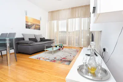 Image de Appartement d'une chambre avec la terrasse et la vue sur le mer Trogir (A-16210-a)