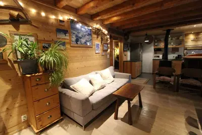 Image de 200m du centre station, 1er étage, balcon, cheminée ou poêle à bois, télévision, casier à ski, 84m²