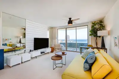 Image de Nouveau! Unité spacieuse de 2 chambres à coucher pour Lanikea à Waikiki. Wifi gratuit et parking