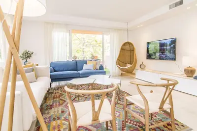 Image de Spacieux / 4 chambres / Sauna / Salle de sport / Aire de jeu / Golden Mile / 300m de la plage