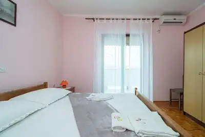 Image de Appartement de deux chambres avec le balcon et la vue sur le mer Zubovici, Pag (A-16063-a)