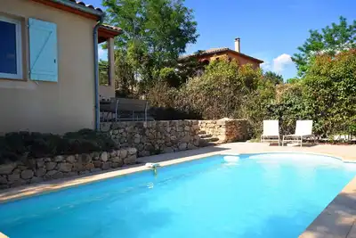 Image de Villa à flanc de colline avec piscine, Joyeuse