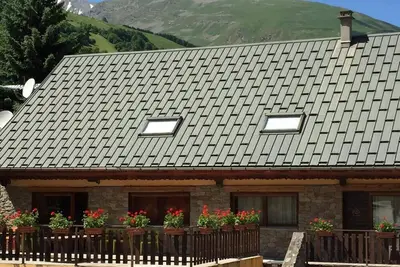 Image de À 300m des remontées, sauna, hammam, balcon, cheminée ou poêle à bois, parking, casier à ski, 120m²