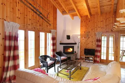 Image de Chalet, pied des pistes de ski, sauna, terrasse, cheminée ou poêle à bois, parking, télévision
