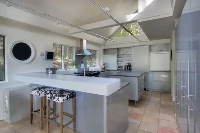 Image de Maison confortable avec une vue imprenable. Un lieu de rassemblement avec les amis et la famille.