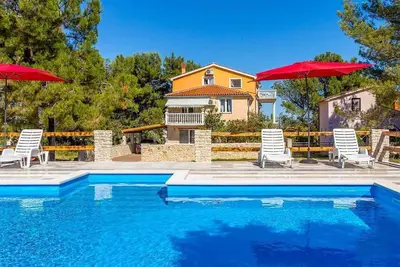 Image de Appartement de vacances avec balcon et piscine extérieure