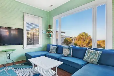 Image de Vue sur l'océan | Accès à la plage | Tybee Historic Cottage | Marche aux restaurants | Charme