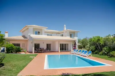 Image de Villa privée avec piscine. Près de la plage, des restaurants et des magasins