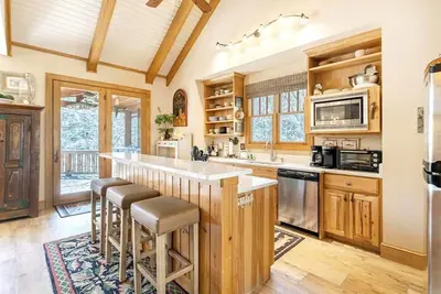 Image de Fin de Buffalo, maison de 4 chambres à proximité des attractions de la région, communauté fermée, piscines intérieure et extérieure.