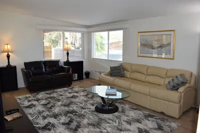 Image de Récemment rénové trois chambres privées deux salles de bain complètes sur cul de sac calme