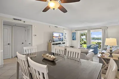 Image de Unité 103 - Rénovations récentes; Accès facile à la plage avec service de plage Gratuit