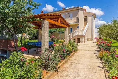Image de Maison de vacances avec deux chambres et une terrasse