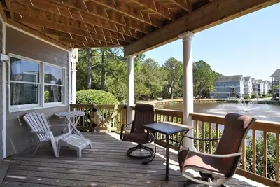 Image de The Bates Motel: condo acceptant les animaux de compagnie avec des équipements Corolla Light, au bord de l'océan.