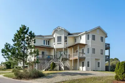 Image de Cam's Cay: Oceanside, piscine privée, bain à remous, salle de jeux avec table de billard, équipements collectifs
