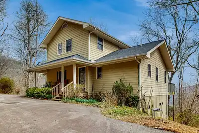 Image de Maison acceptant les chiens avec une vue magnifique sur la montagne, terrasse et bain à remous!