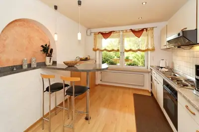 Image de Appartement avec terrasse | Élégamment meublé, 90m² appartement non fumeur au rez-de-chaussée