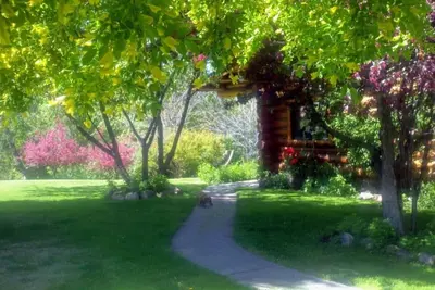 Image de Belle maison en rondins niché dans les montagnes majestueuses de la vallée de Bitterroot