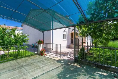 Image de Maison de vacances avec terrasse et beau jardin