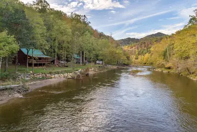 Image de Cabane acceptant les chiens avec accès au bord de la rivière - idéale pour la pêche!