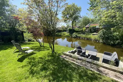 Image de belle maison avec beaucoup d'intimité u. donnant sur un kl. lac
