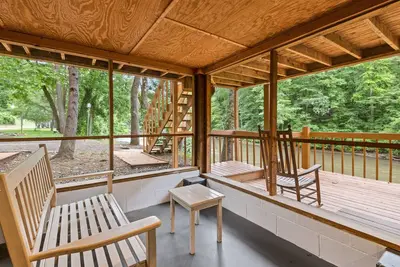 Cabine isolée au bord de la rivière avec deux grands ponts - idéale pour la pêche!