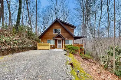 Image de Cabane Smoky Mountain acceptant les animaux de compagnie - cheminée, bain à remous et loft de jeux!