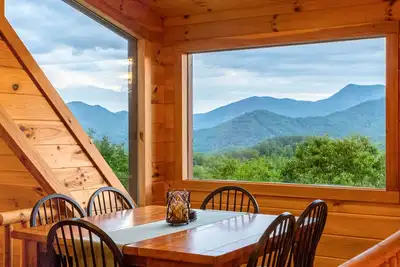 Image de Smoky Mountain, maison avec terrasse à plusieurs niveaux, bain à remous, sauna - vues sur la montagne!