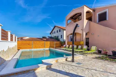Appartement de vacances avec piscine extérieure commune et balcon