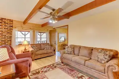 Image de Maison privée dans les bois avec bain à remous, terrasse et table de pique-nique!