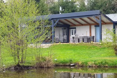 Image de maison avec etang, vue montagne