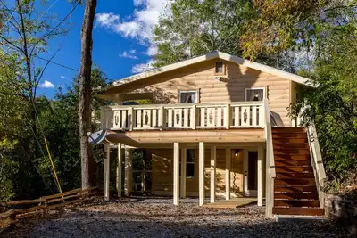 Image de Cabine isolée avec bain à remous, table de billard - grande terrasse et vue sur la montagne!