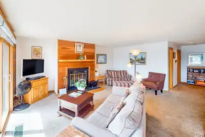 Image de Condo confortable avec terrasse meublée et club-house avec piscine partagée, bain à remous, salle de jeux