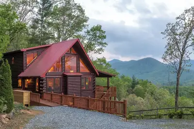 Image de Cabane en rondins spacieuse avec vue spectaculaire sur la montagne - bain à remous privé et sauna!