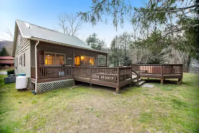 Image de Maison au bord de la rivière qui accepte les animaux de compagnie avec grande terrasse arrière, bain à remous, cheminée
