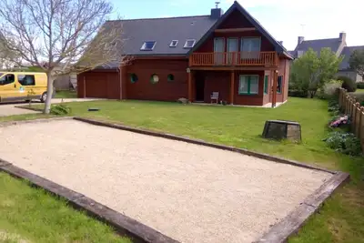 Image de Maison spacieuse en bois en bord de mer (côte de granit rose)