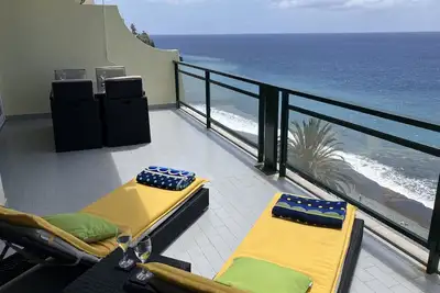 Image de Appartement penthouse en bord de mer avec piscine
