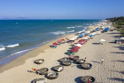 Image de Une villa oasis cachée le long d'un chemin étroit à 50 pas de la plage de sable blanc.