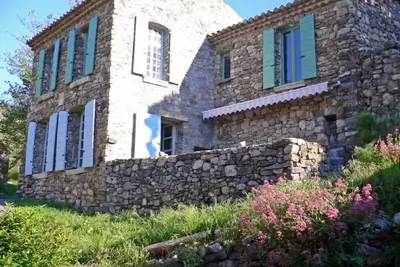 Image de Maison de village en pierre au coeur de la réserve géologique 1