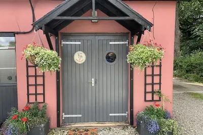 Image de Hébergement spacieux de deux chambres dans un cadre rural idyllique