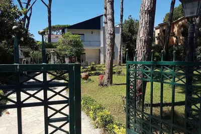 Petite villa avec jardin avec pinède au sud de fregene